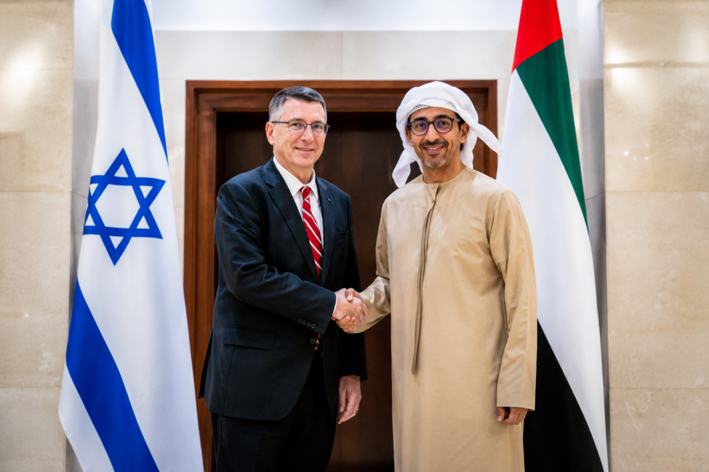 الإمارات-والشيطان-1024x682 يَبقى ذَنَبُ الكلبِ أعوج!